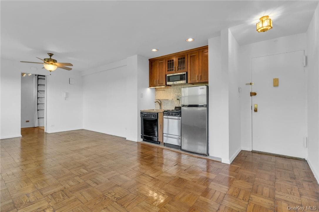 3935 Blackstone Avenue Unit: 5K thumbnail 9