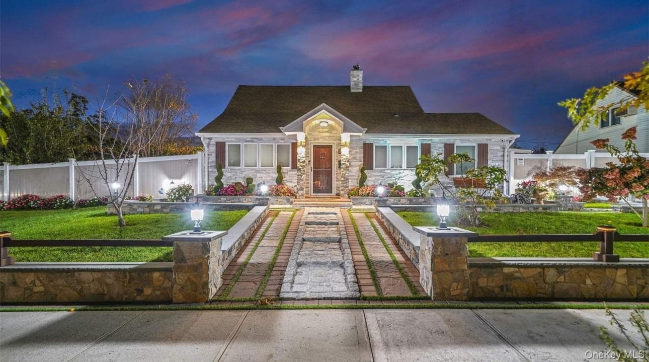 38 Quarry Lane, Levittown