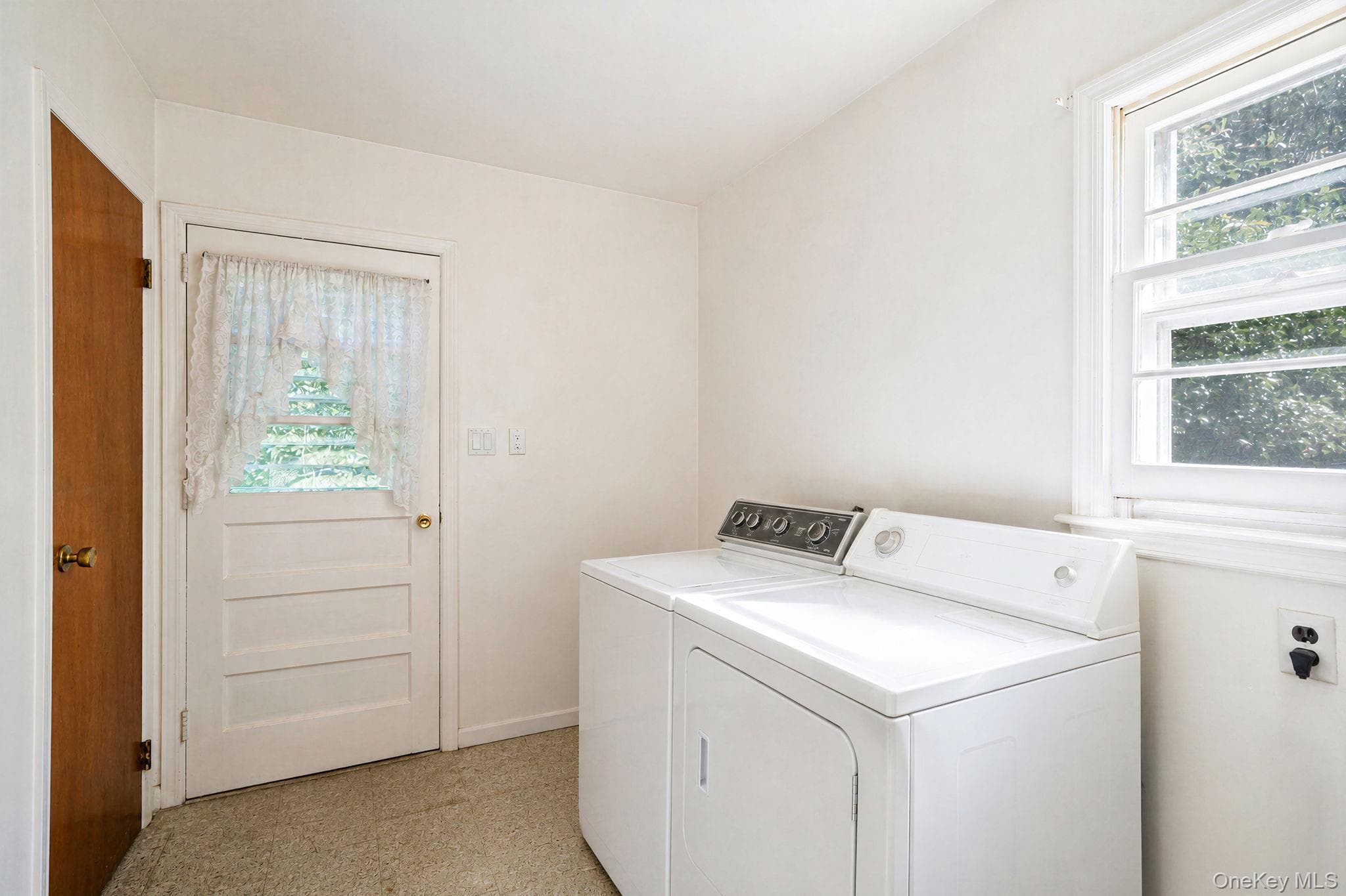 893 Gardiner Drive thumbnail 38
