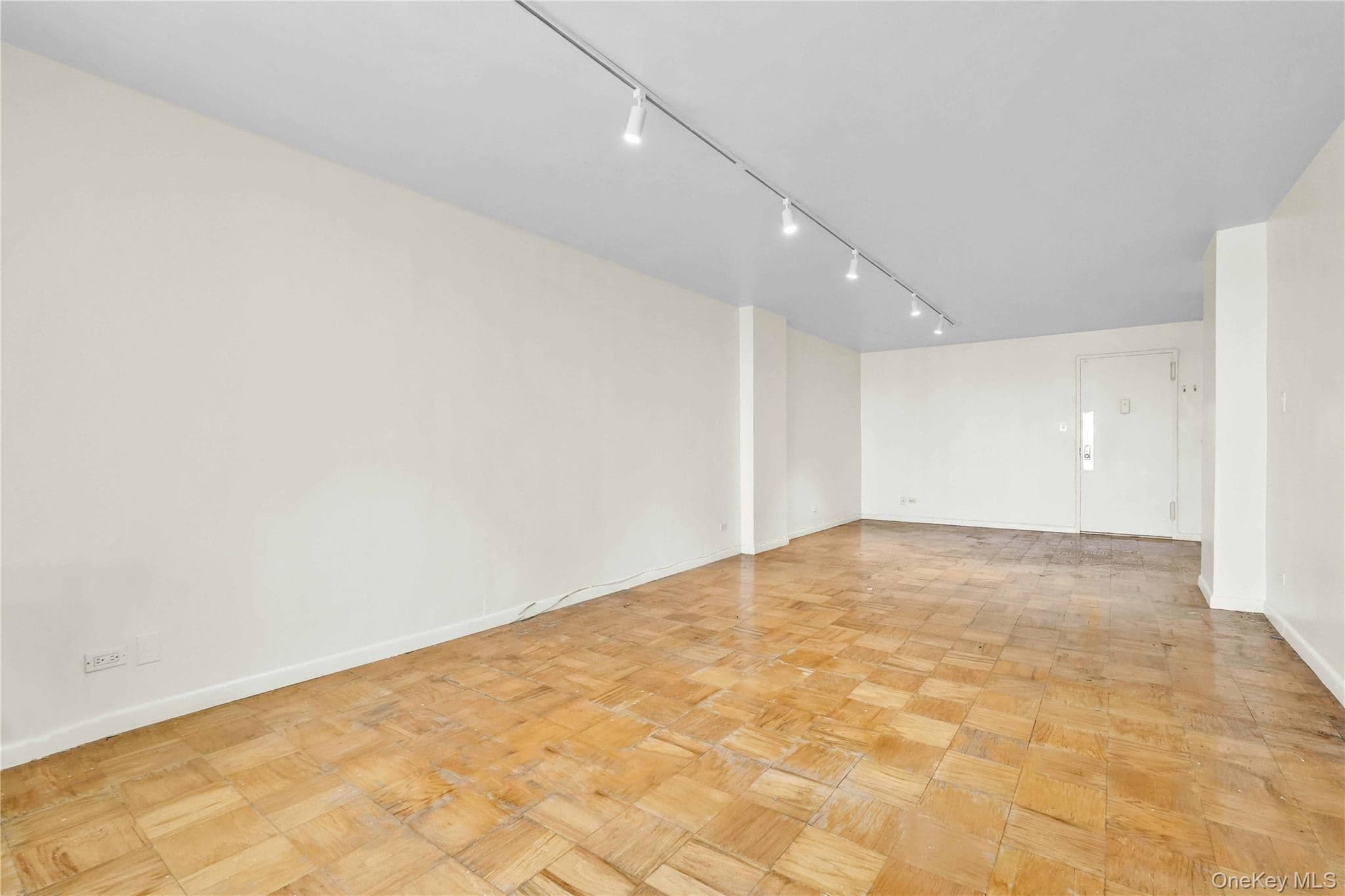 6120 Grand Central Parkway Unit: B605 thumbnail 4