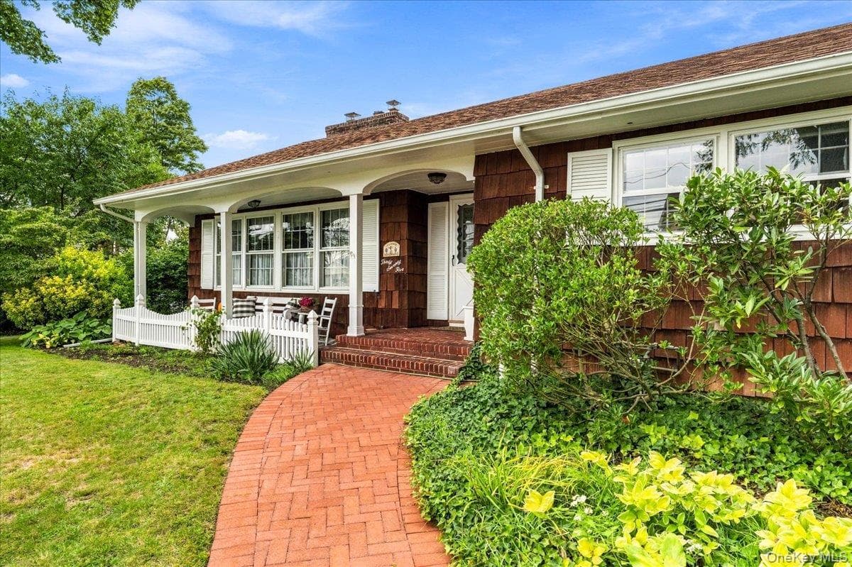 3075 Wilson Avenue, Wantagh