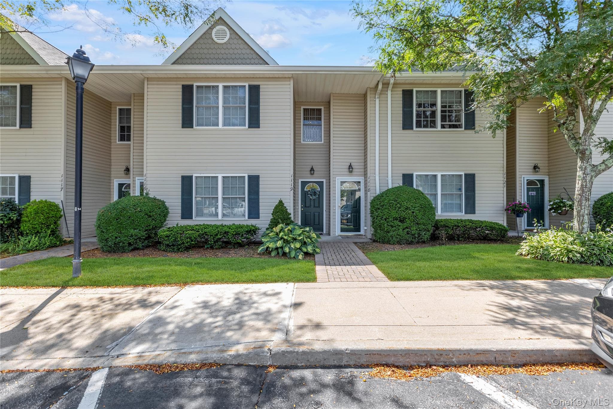 1118 Savoy Drive, Melville