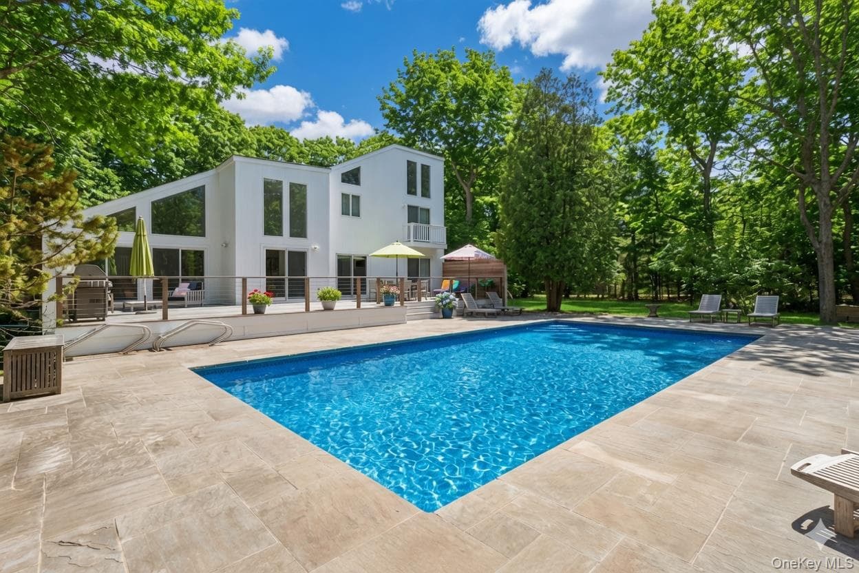 44 Diane Drive photo 1