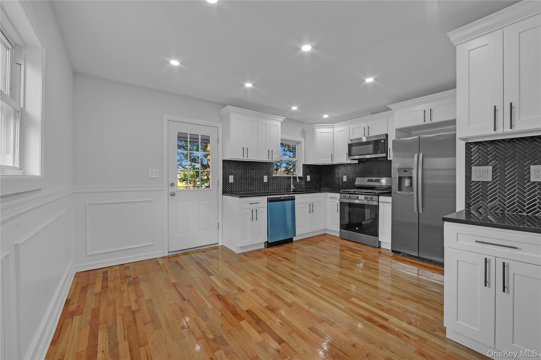 931 E 232nd Street thumbnail 6