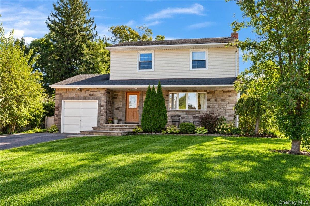 65 Genesee Drive, Commack