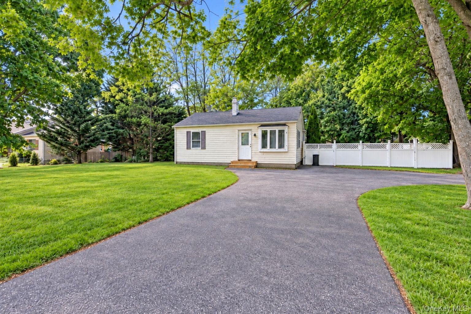 685 Horseblock Road photo 1