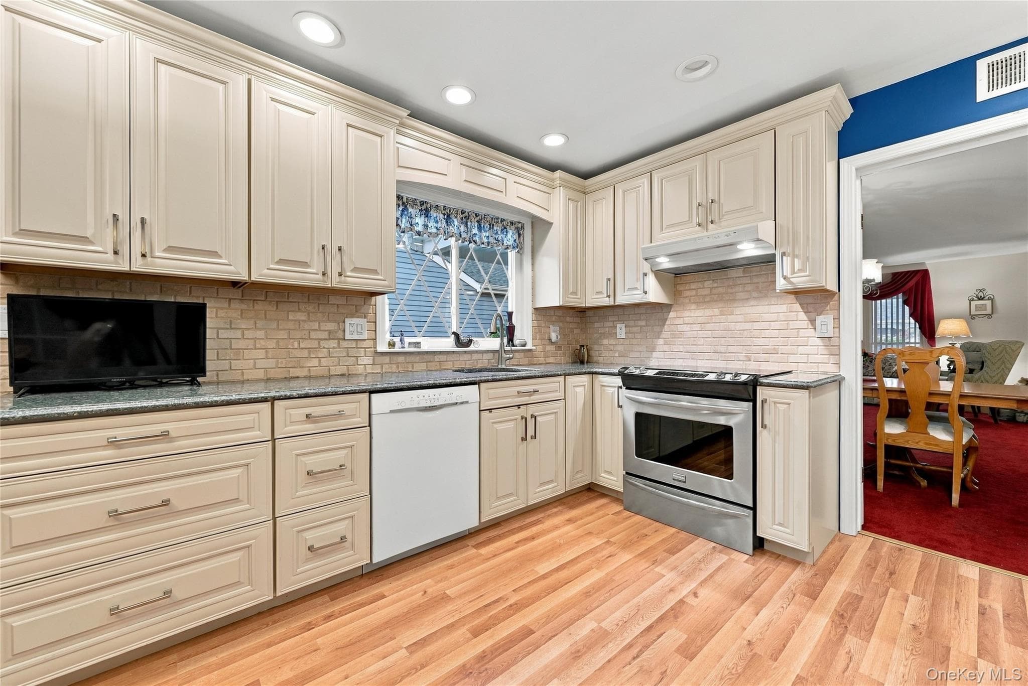 473 Stratford Lane thumbnail 7