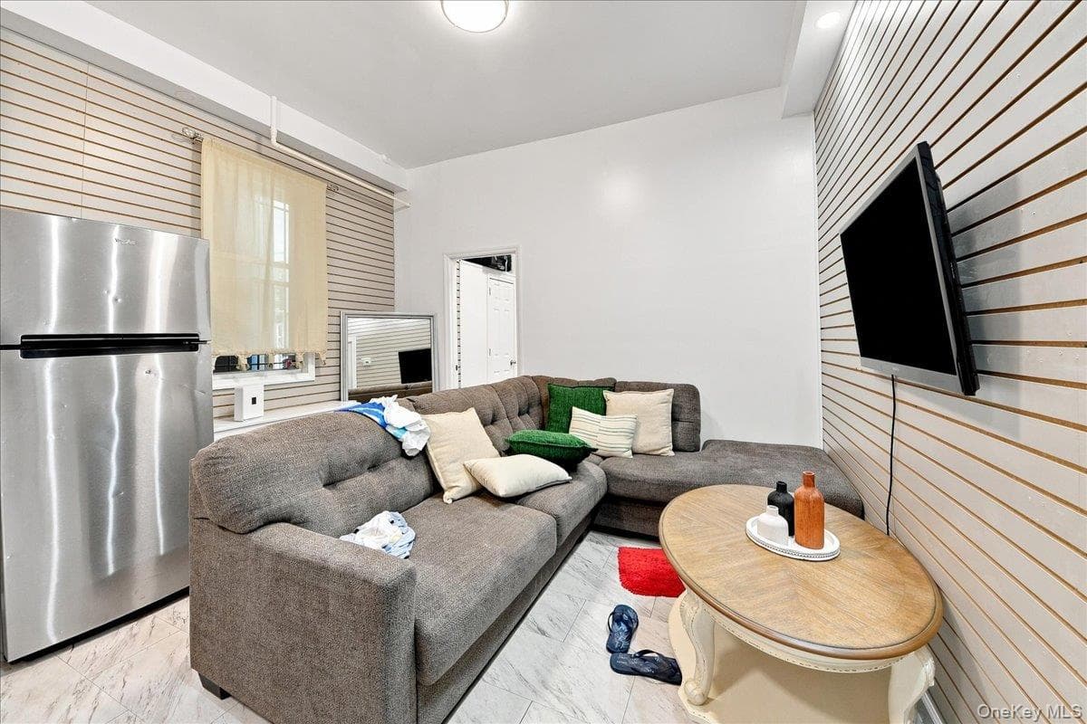 356 Riverdale Avenue Unit: 1 thumbnail 21