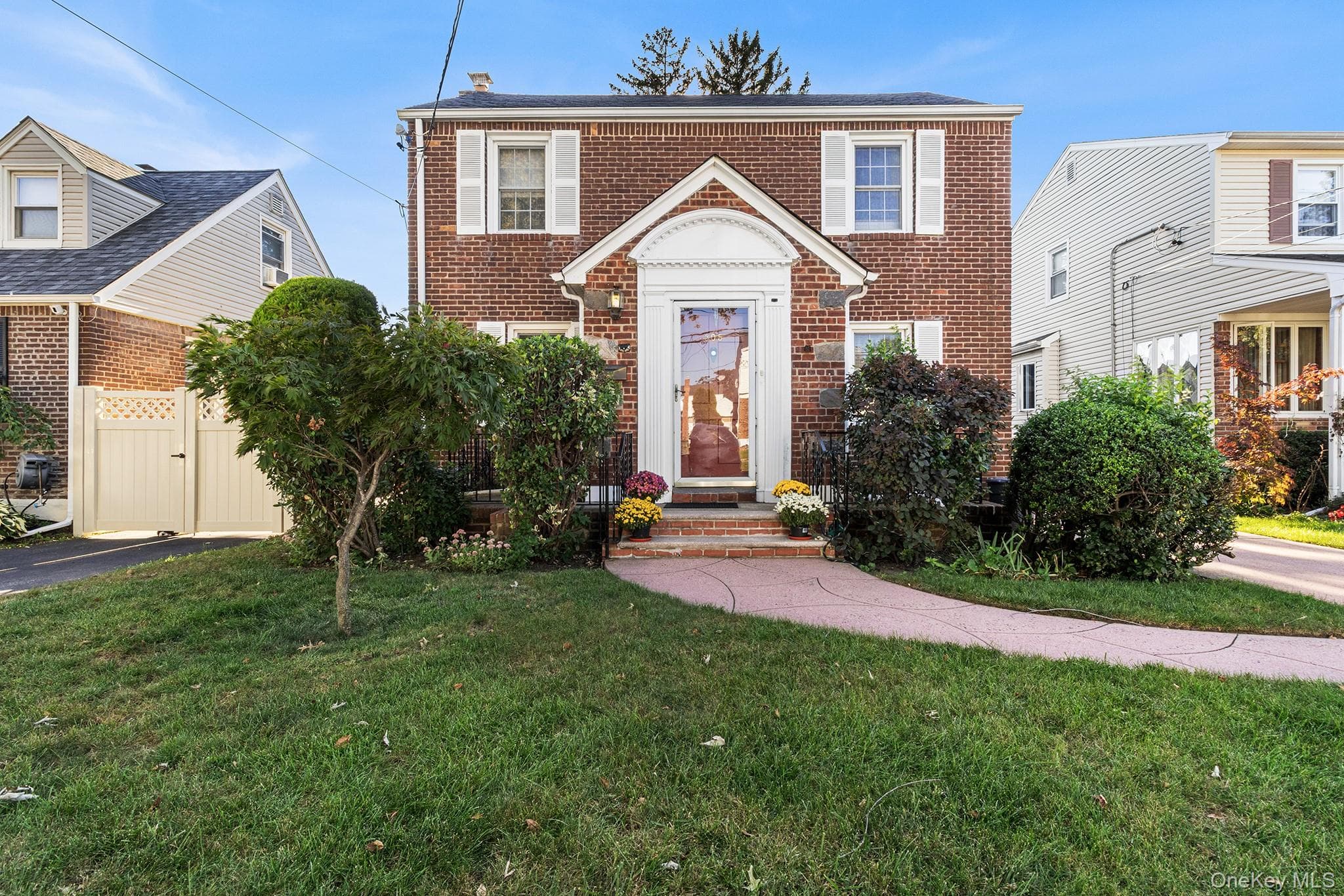 305 White Road, Mineola