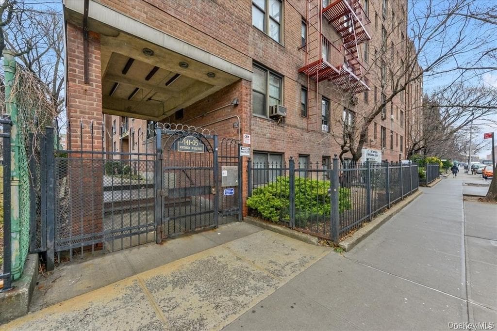 141-05 Northern Boulevard Unit: C1-D1 thumbnail 3