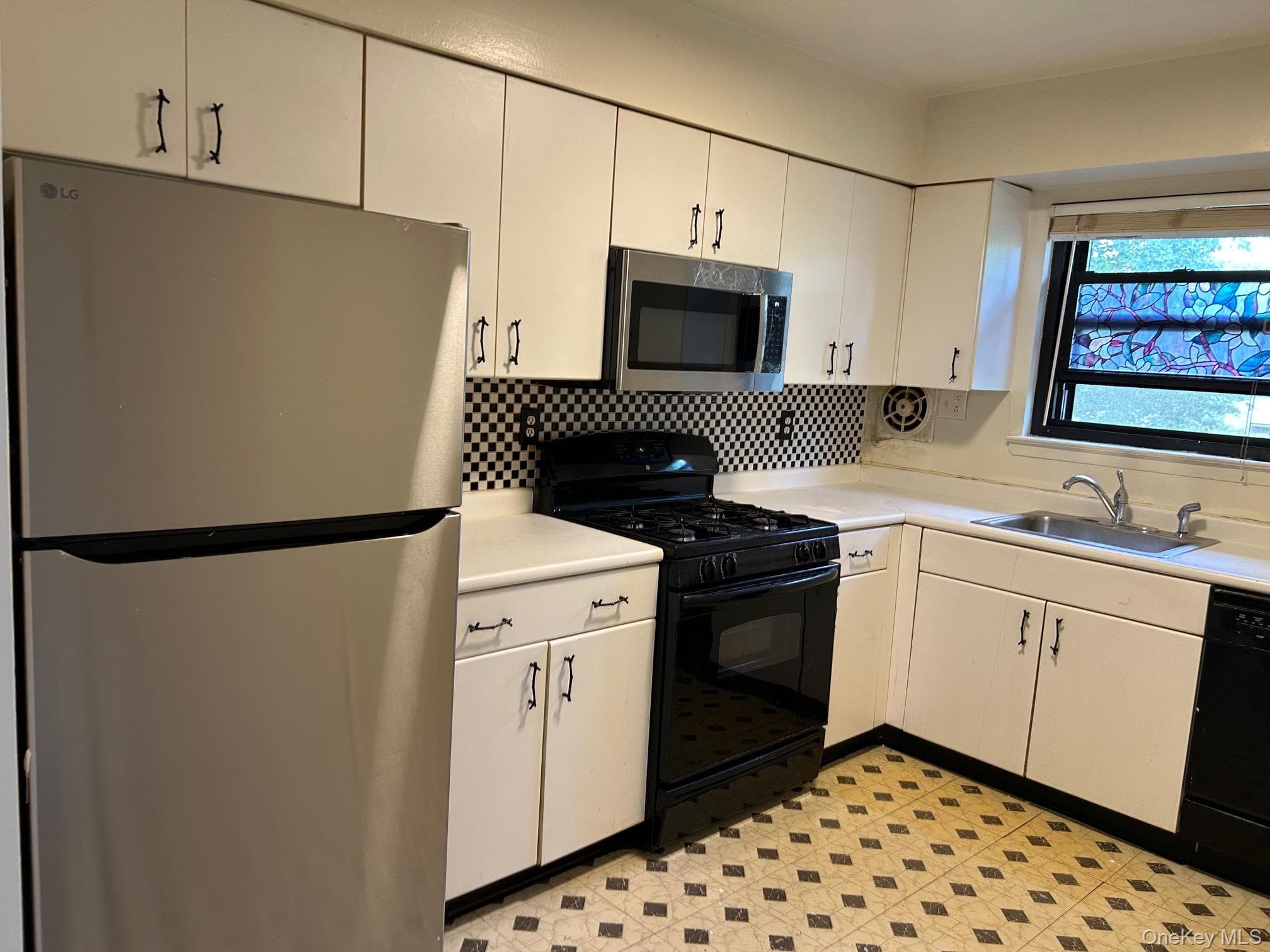 220 Sneden Place Unit: 220 thumbnail 4