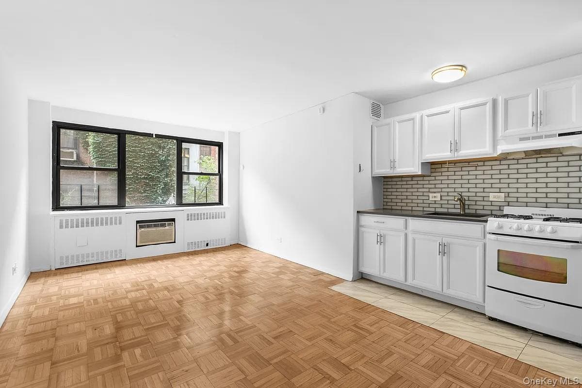 110 E 36th Street Unit: 1E thumbnail 2