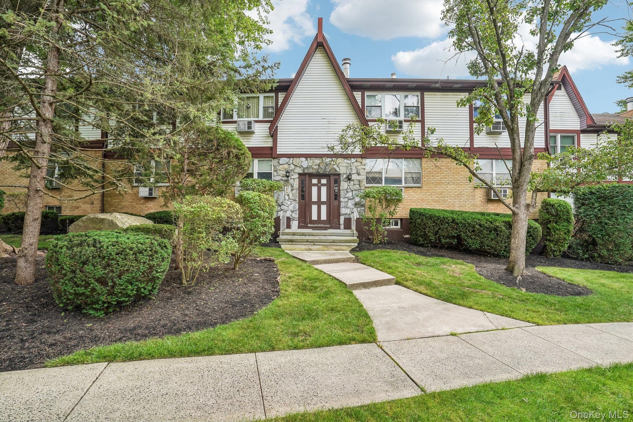 19 Somerset Drive, Suffern