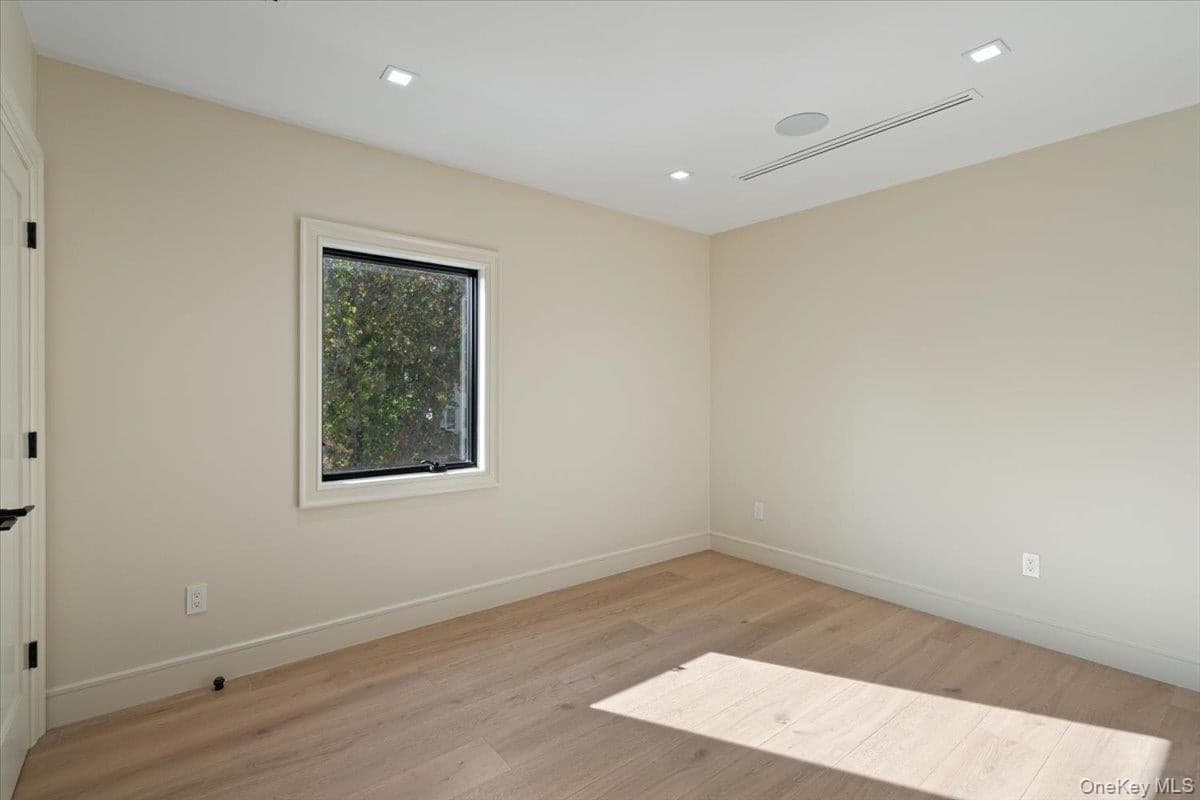 145-67 7th Avenue thumbnail 18