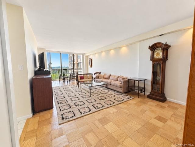 26910 Grand Central Parkway PKWY Unit: 15B thumbnail 3