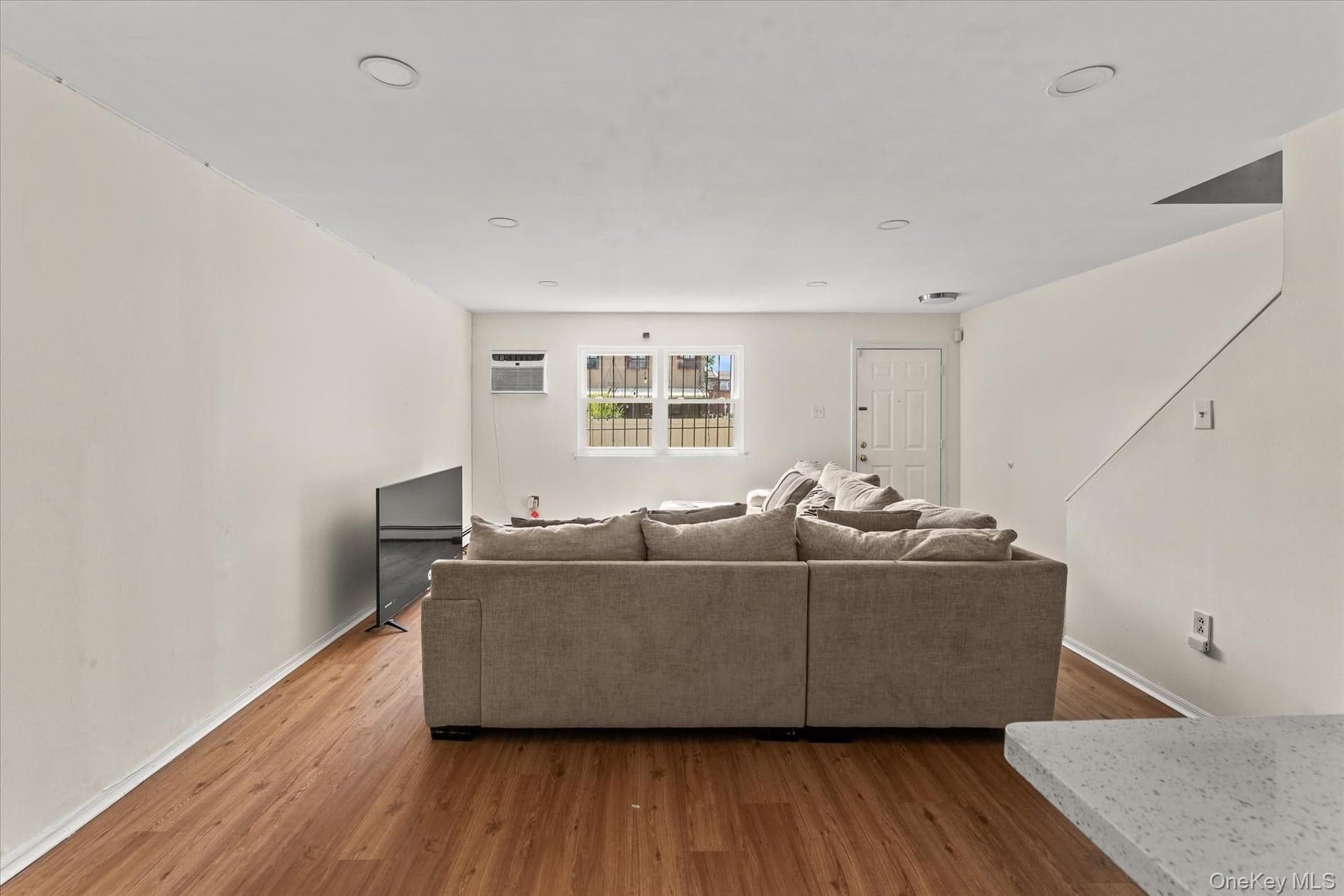 534 Warwick Street thumbnail 5