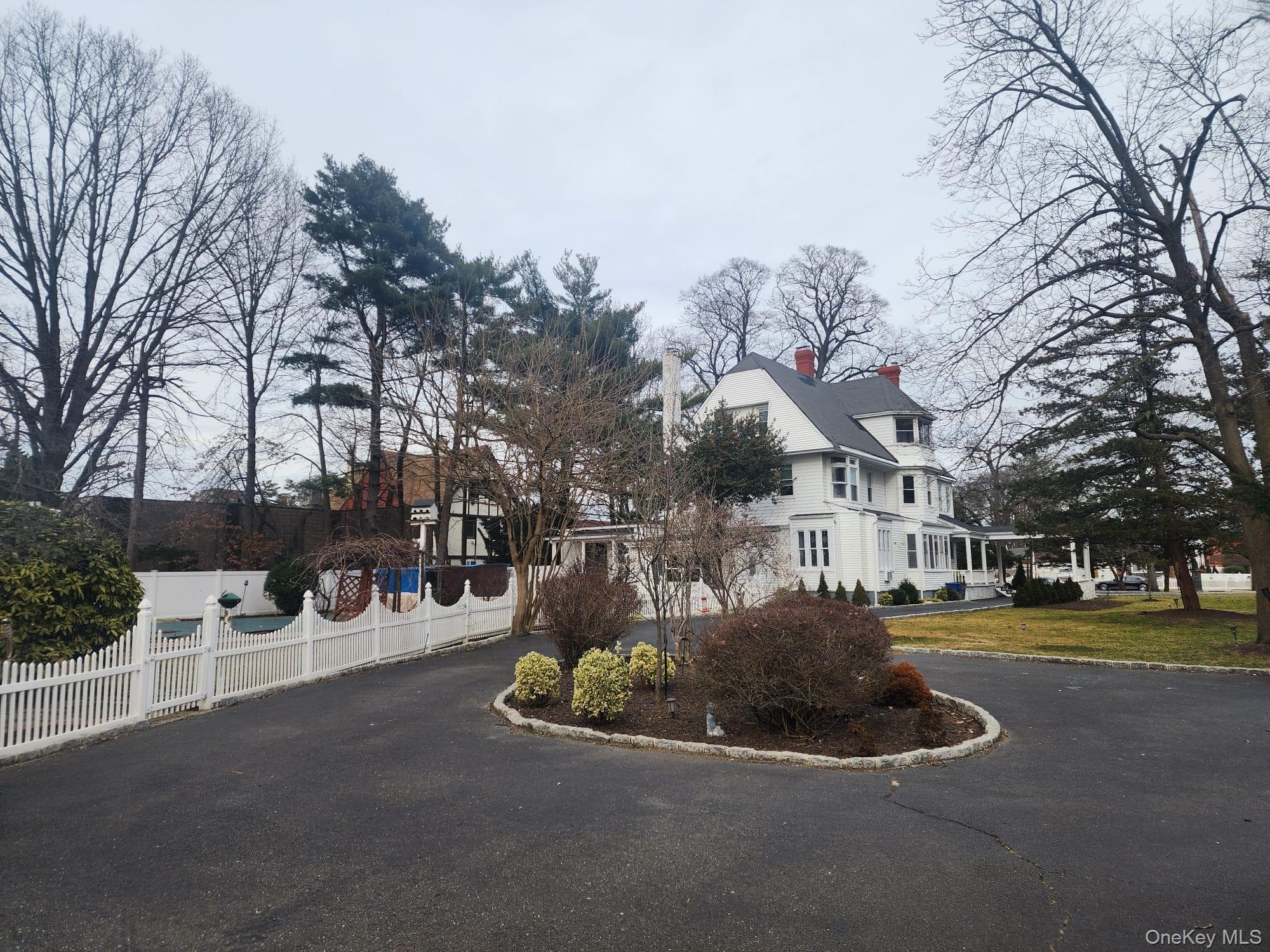 129 Hilton Avenue thumbnail 3