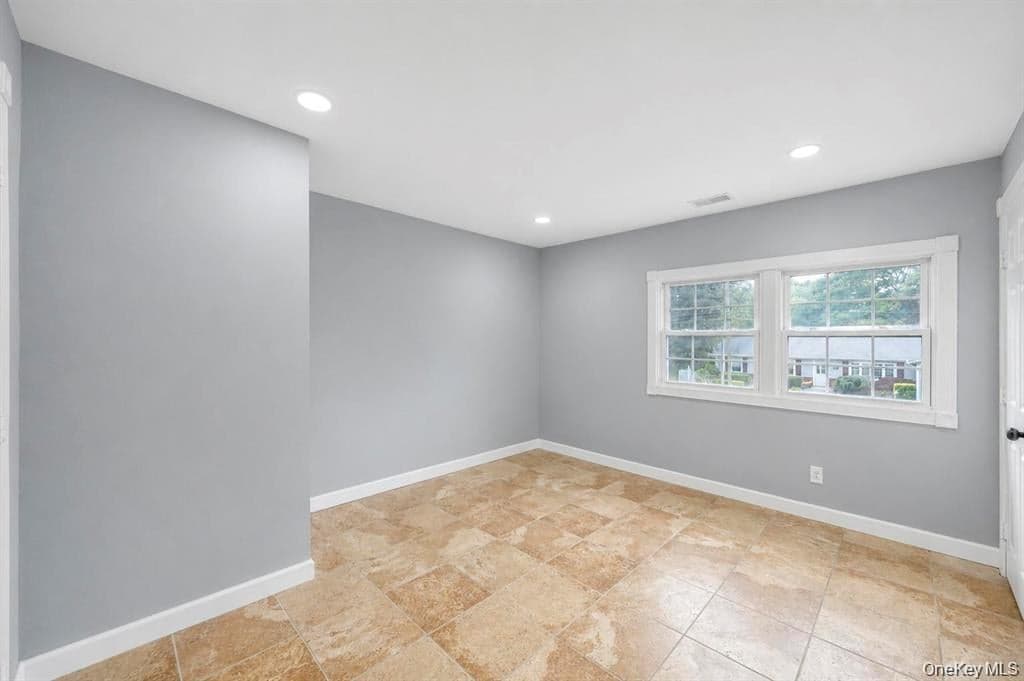 779 Peconic Avenue thumbnail 32