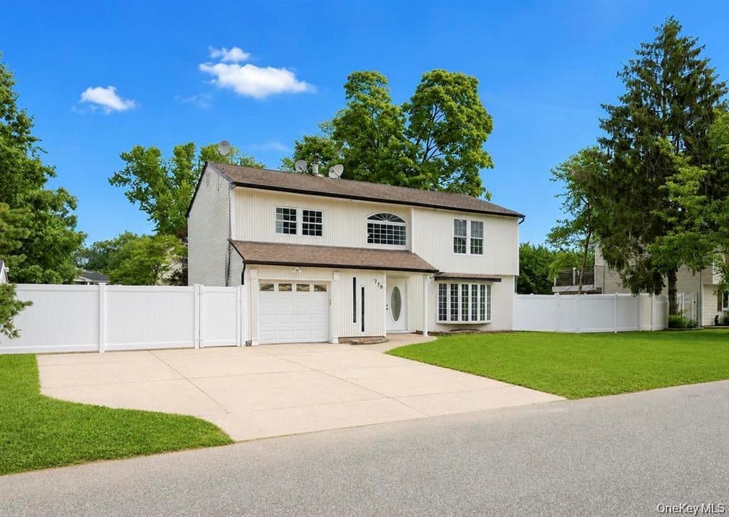 779 Peconic Avenue thumbnail 3