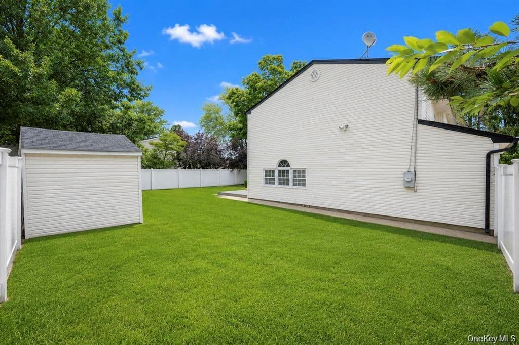 779 Peconic Avenue thumbnail 4