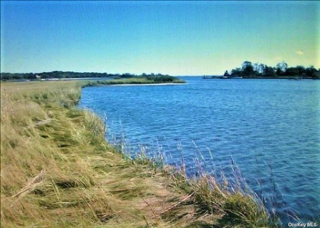 VL Private (row) Road, Mastic Beach