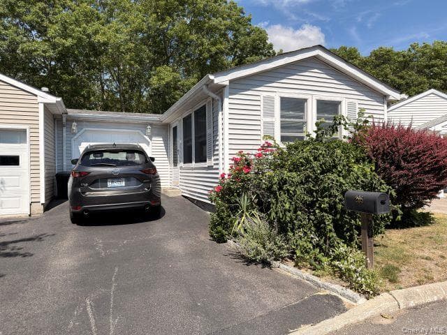 205 Village Circle, Manorville