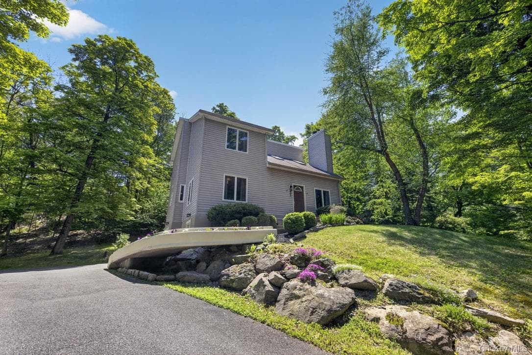 305 Oak Lane photo 1