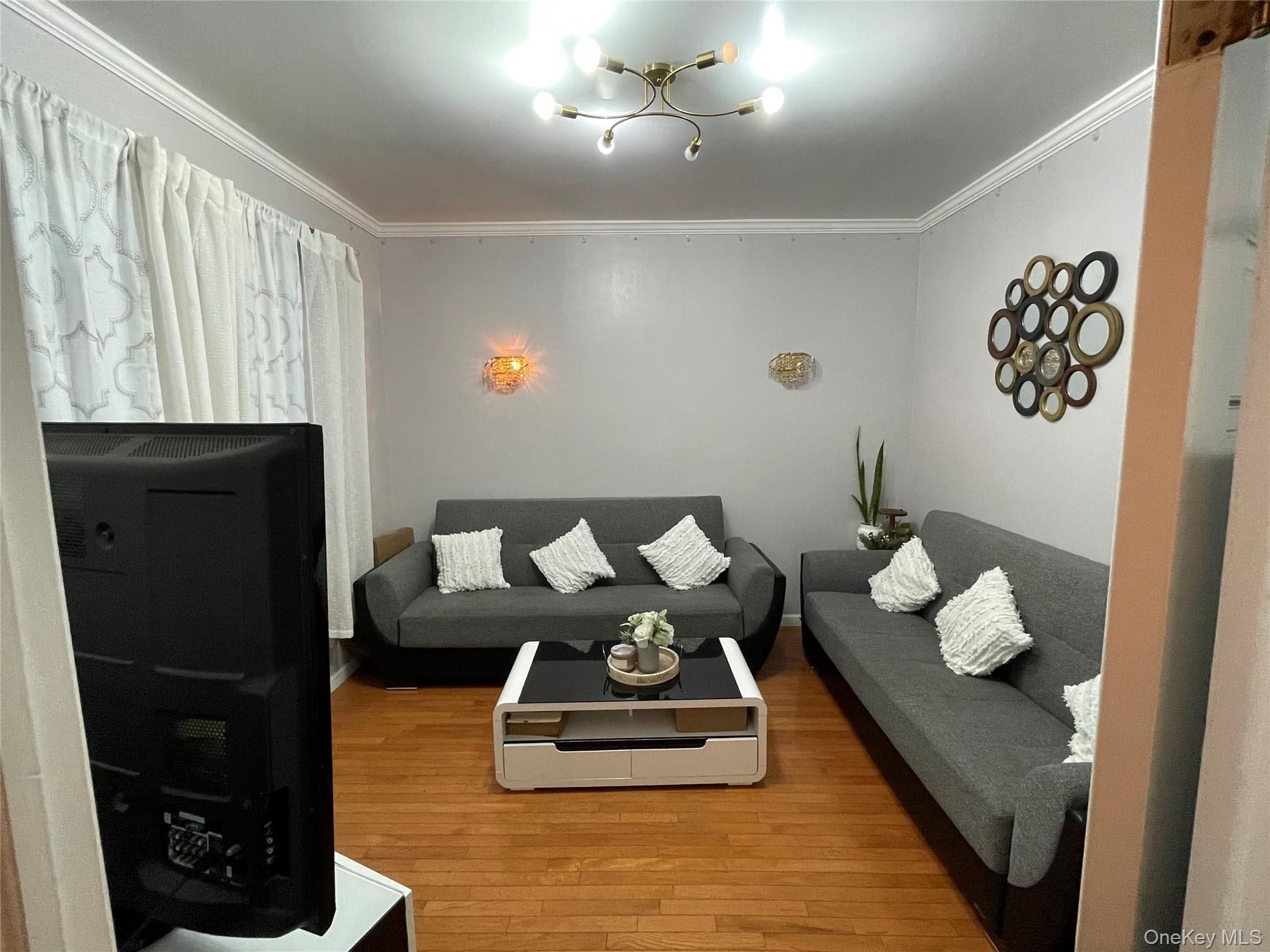 2464 Crescent Street thumbnail 6