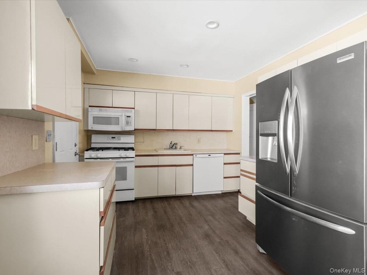 77 Litchfield Avenue thumbnail 7