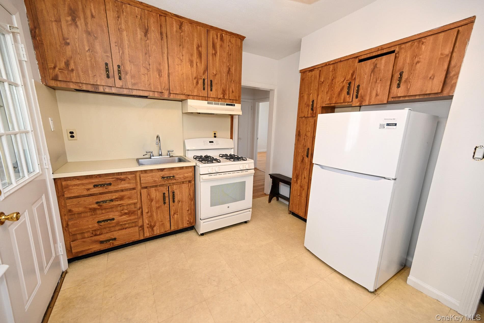 1087 Esther Street thumbnail 4