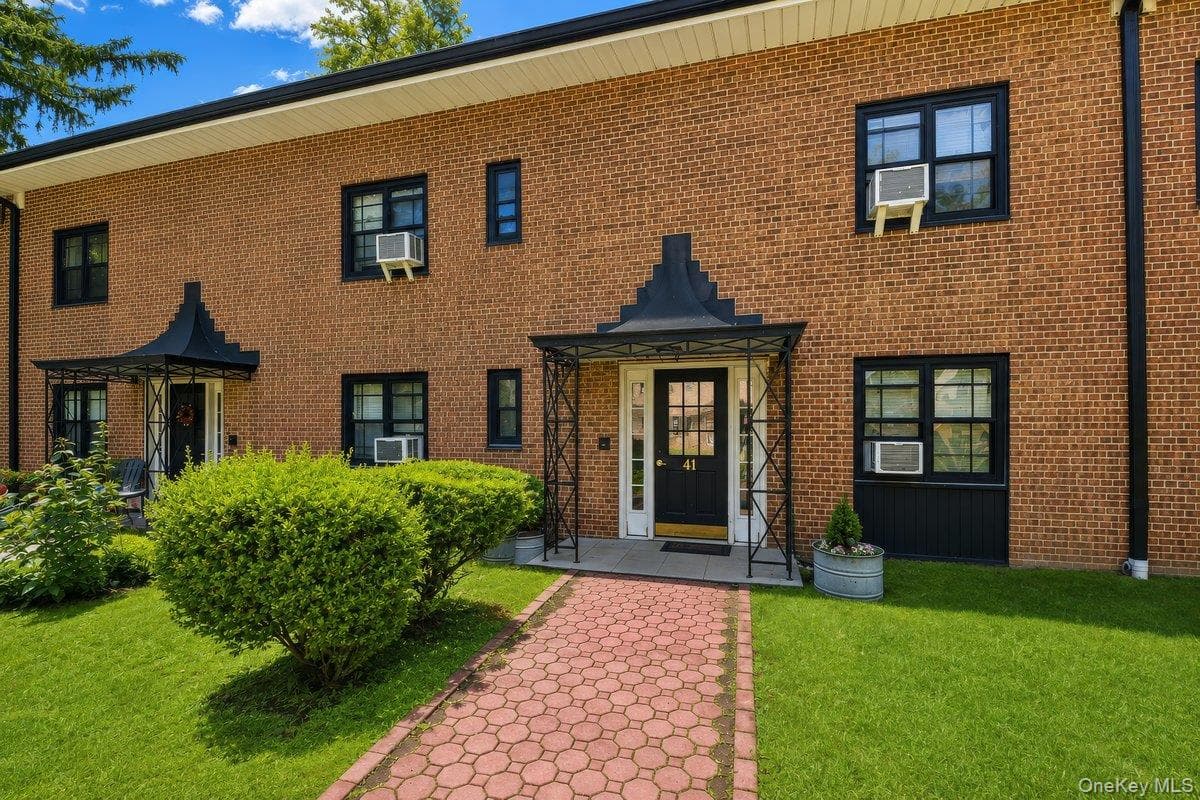 41 Manchester Road Unit: B-23, Eastchester