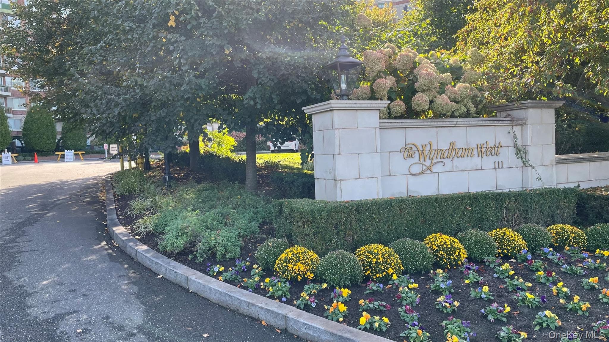 111 Cherry Valley Avenue Unit: 702 W, Garden City