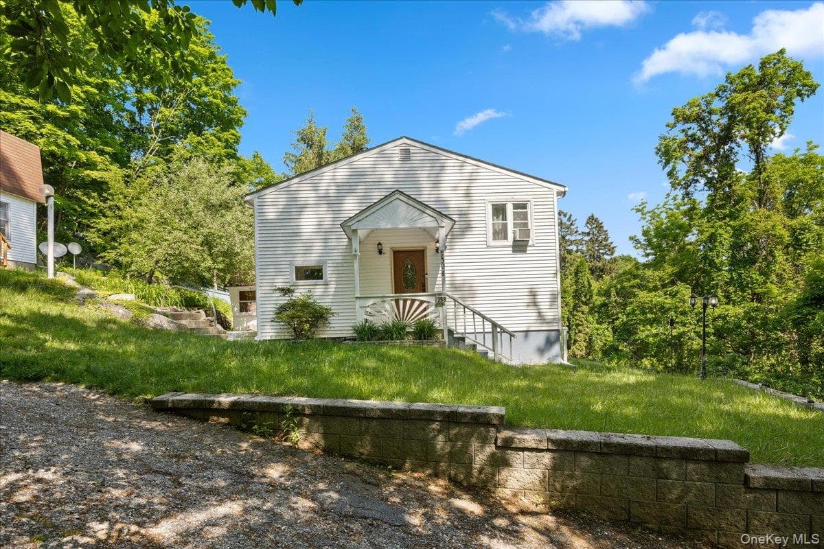 398 E Main Street, Jefferson Valley