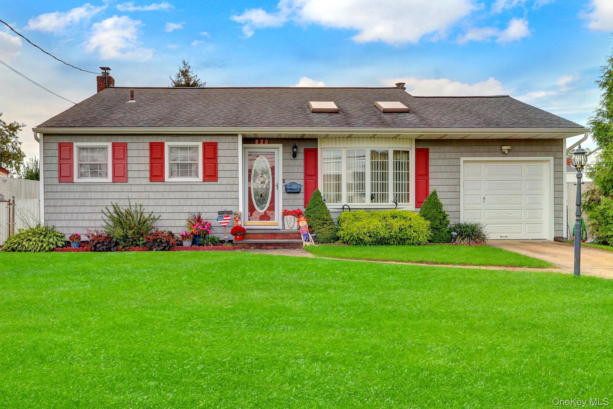 820 N Hamilton Avenue, Lindenhurst