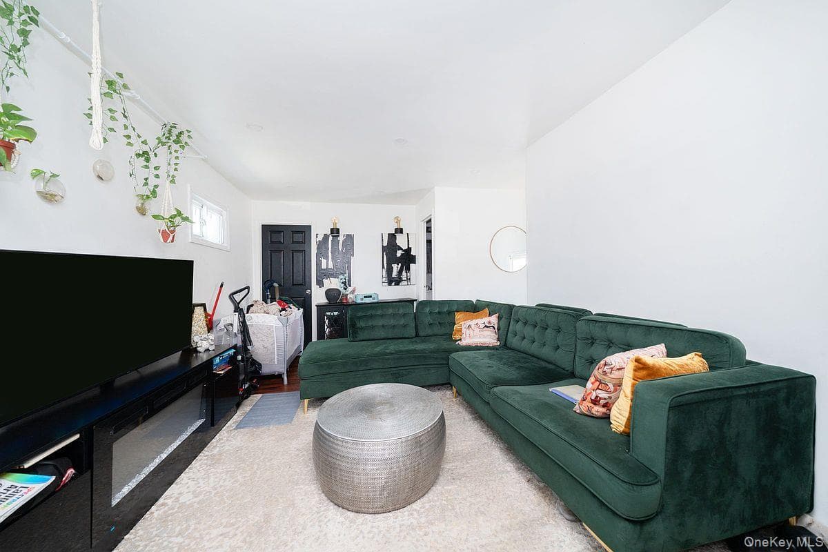 15813 Linden Boulevard thumbnail 5