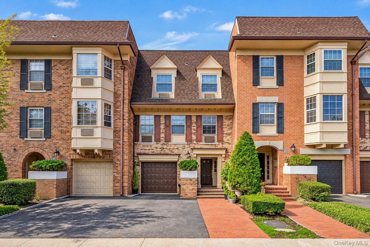 12-32 Diane Place Unit: 204L, Bayside