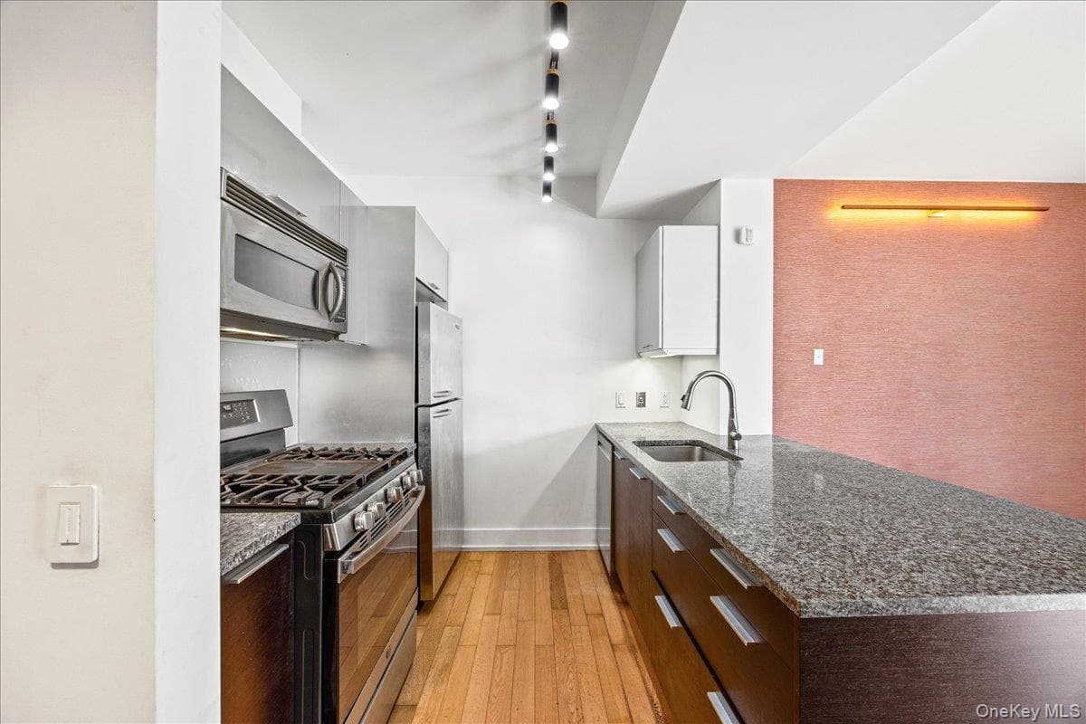 350 W 42nd Street Unit: 19I thumbnail 14
