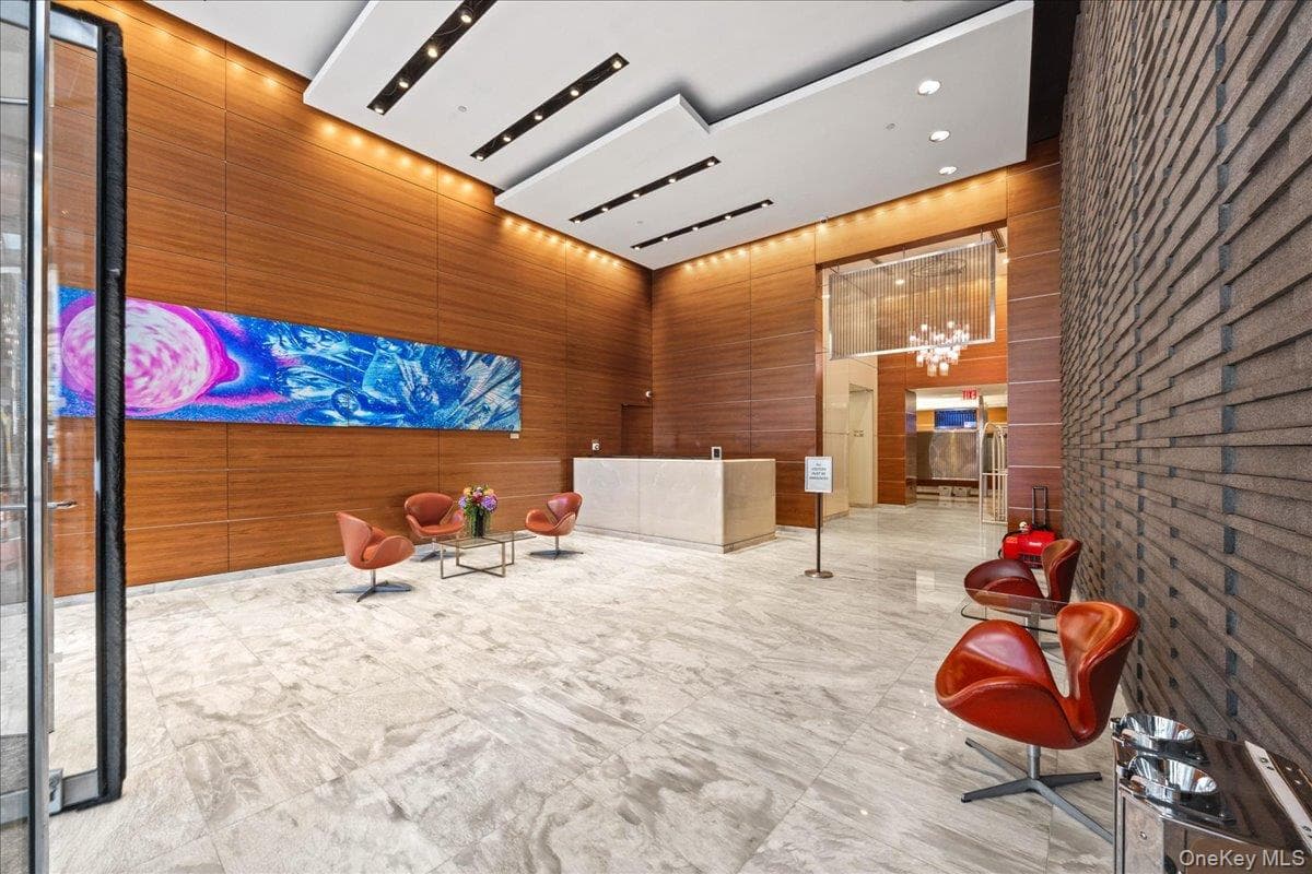 350 W 42nd Street Unit: 19I, New York (manhattan)