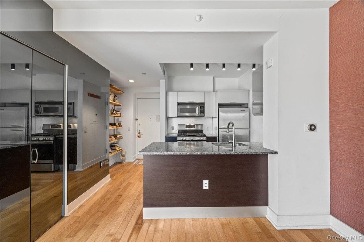 350 W 42nd Street Unit: 19I thumbnail 12