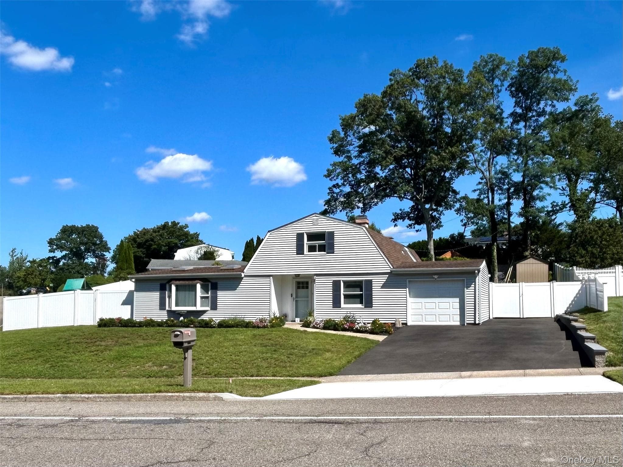 1343 Waverly Avenue, Farmingville