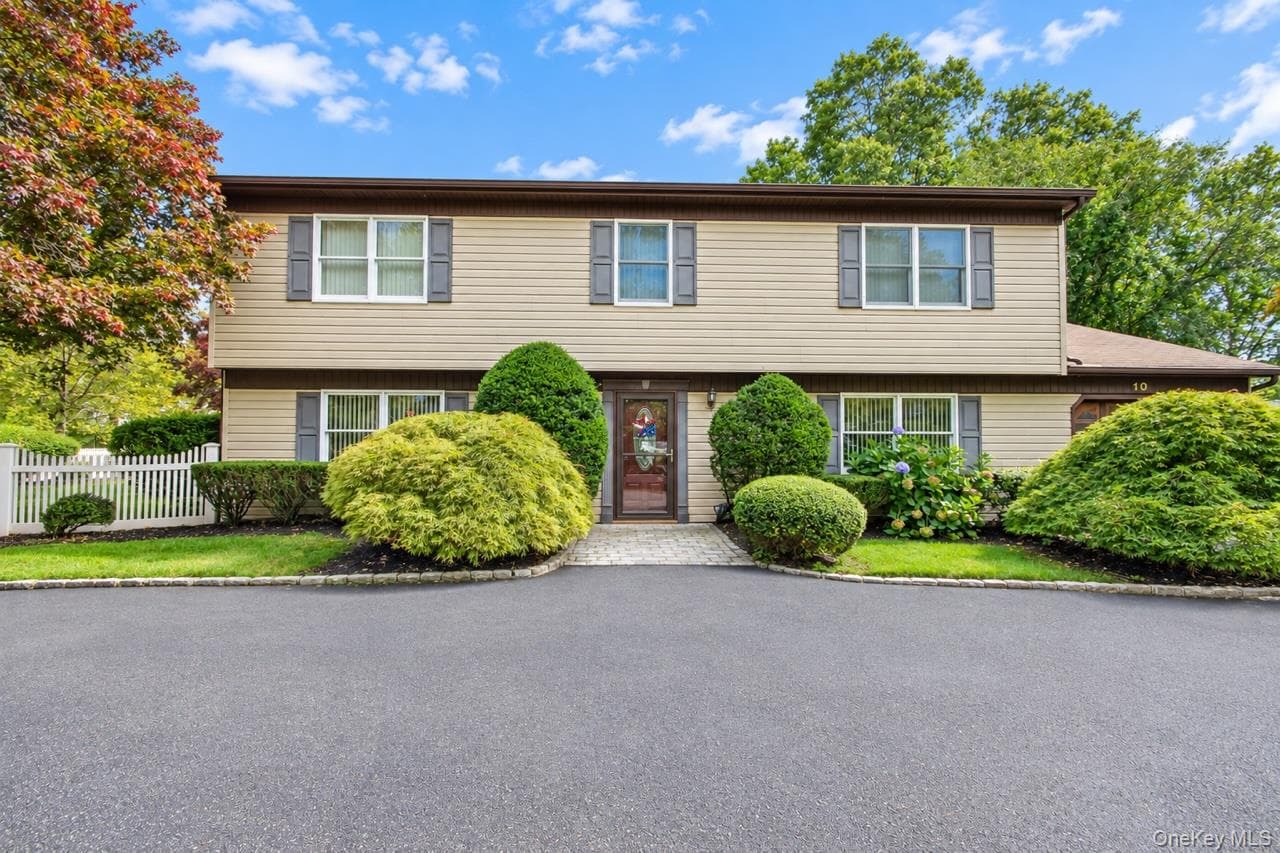 10 Marblestone LN, South Setauket
