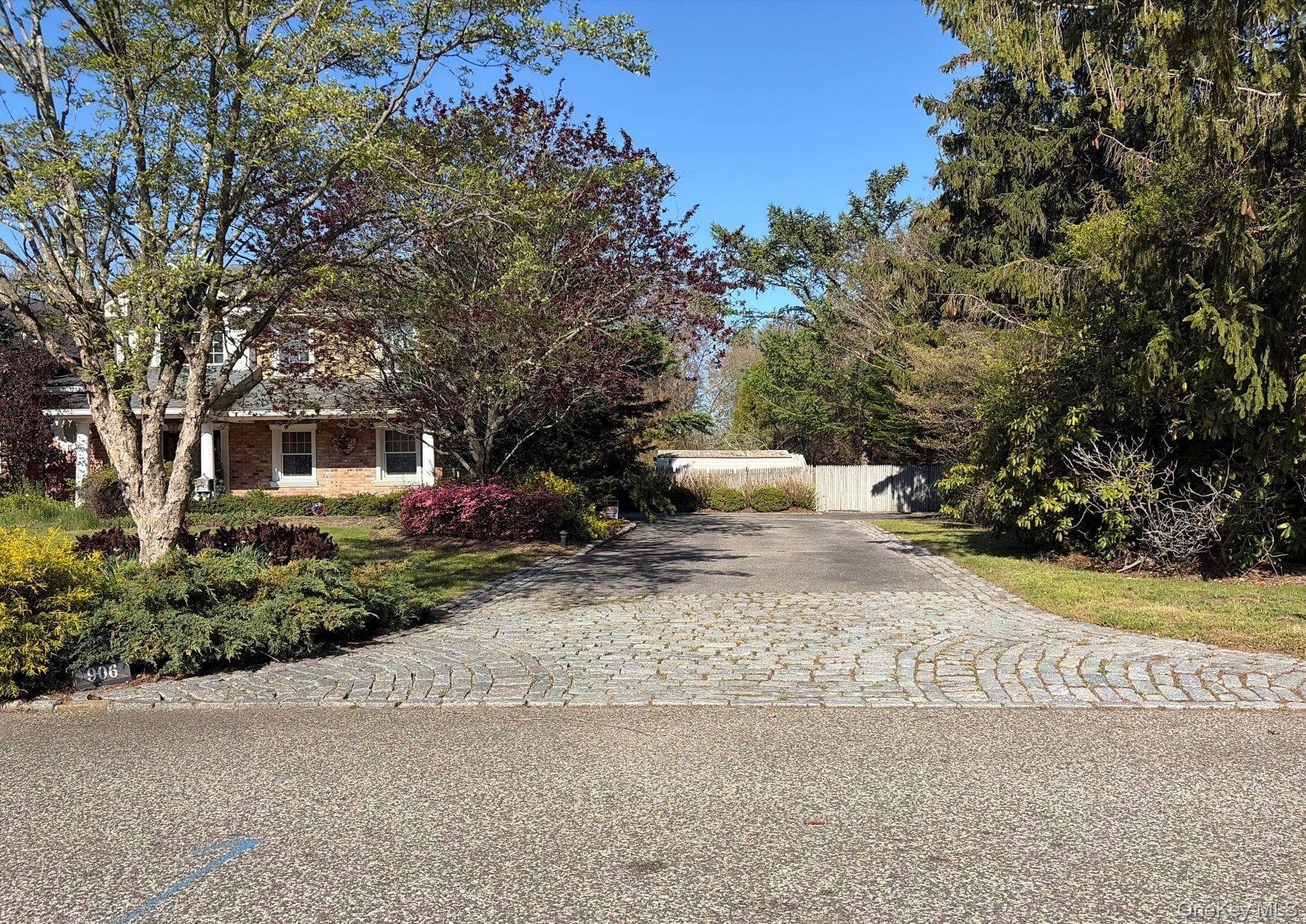 906 Thompson Drive thumbnail 3