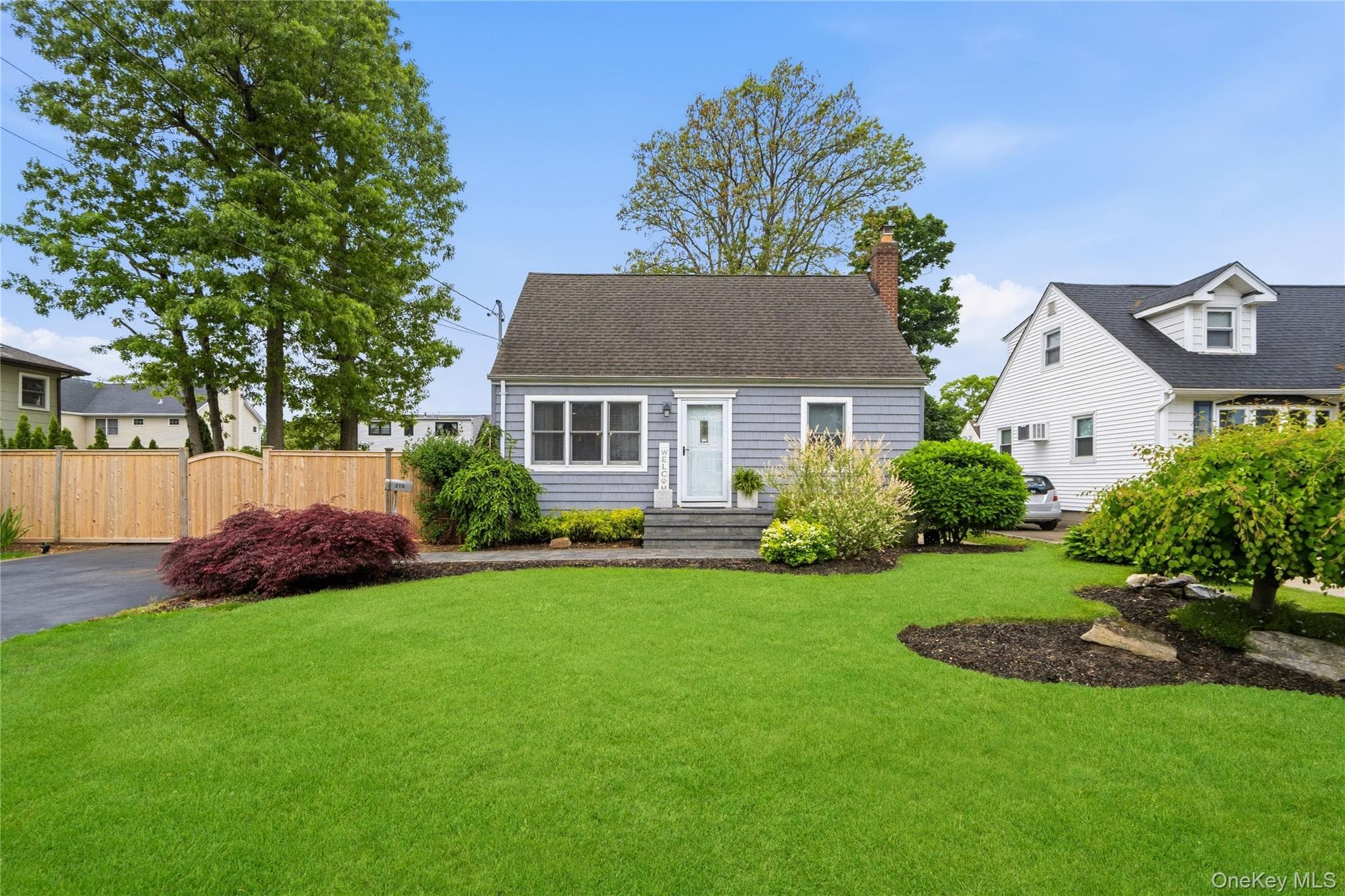 319 N Fulton Avenue, Lindenhurst