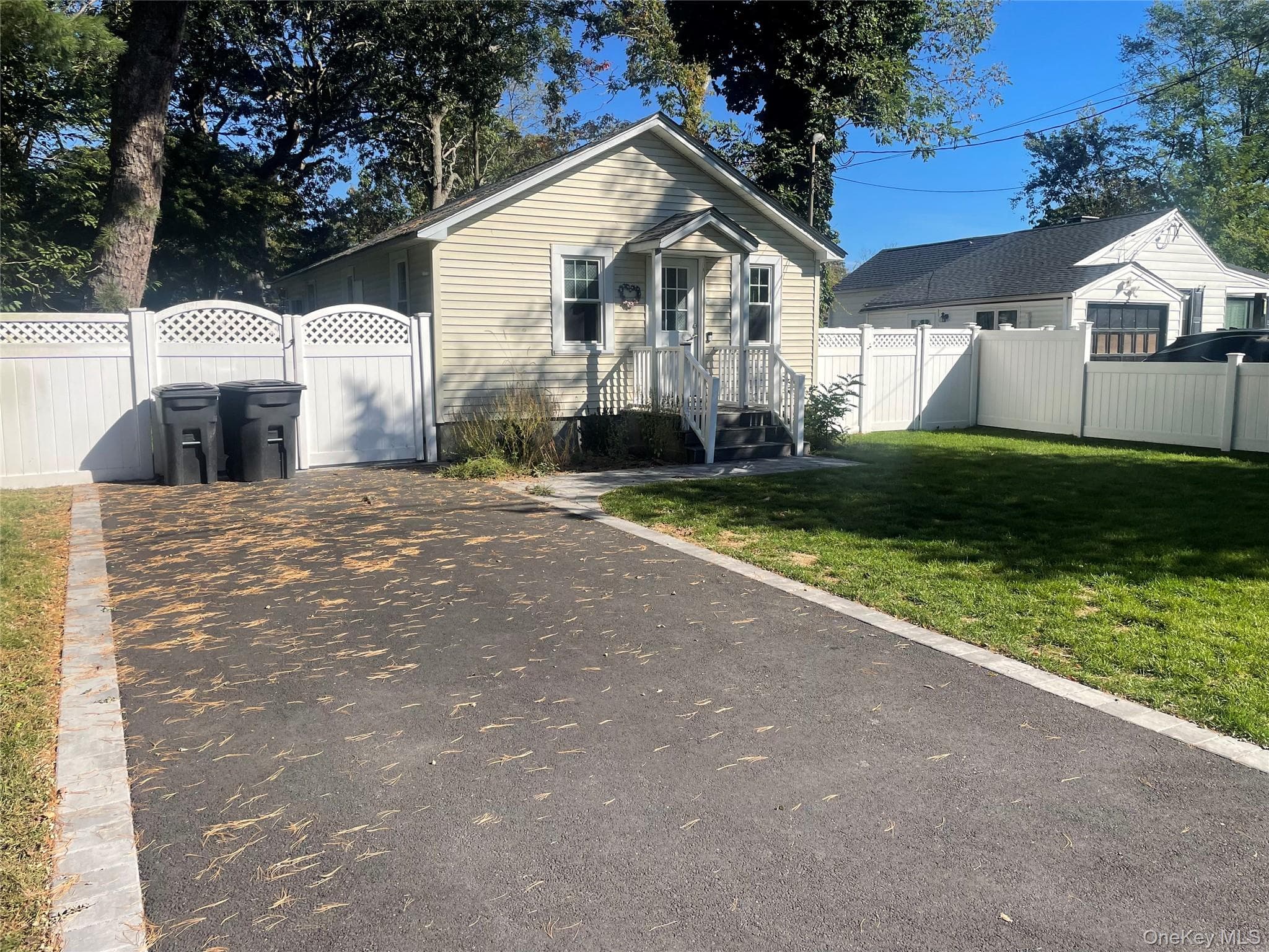 195 Mckinley DR, Mastic Beach