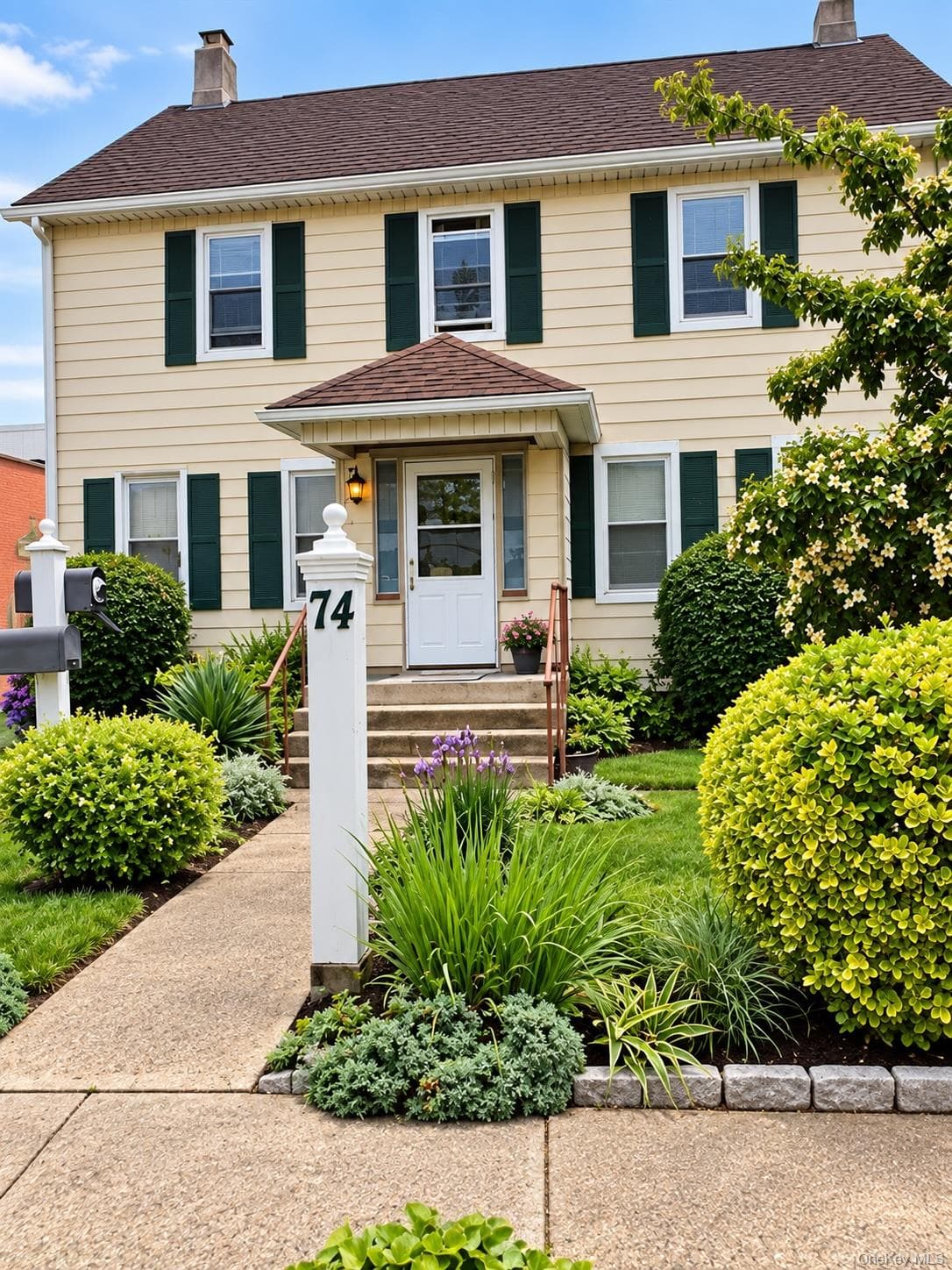 74 W Hoffman Avenue, Lindenhurst