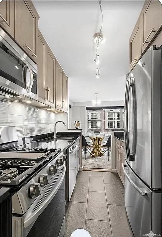 370 E 76th Street Unit: B1102 thumbnail 5
