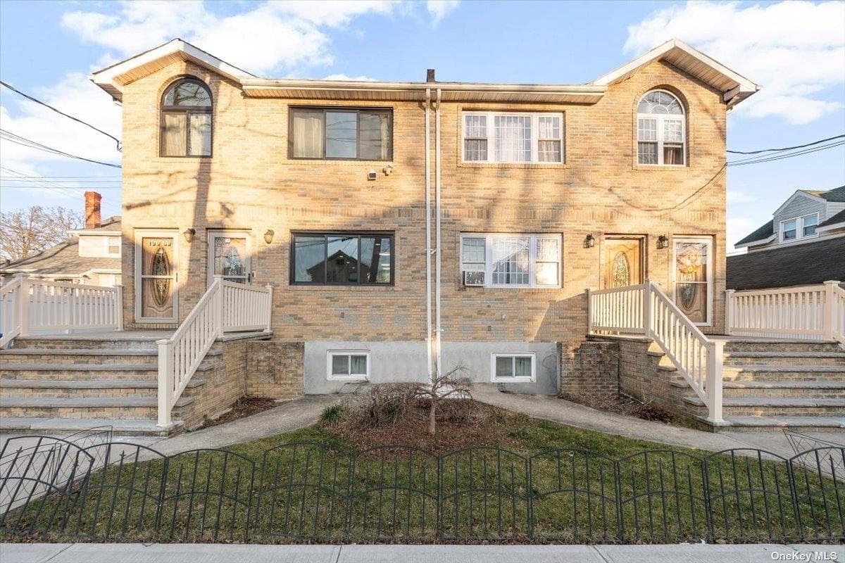 142-25 Latham Lane photo 1