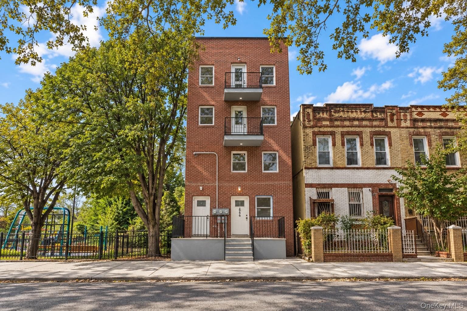 666 Osborn Street photo 1