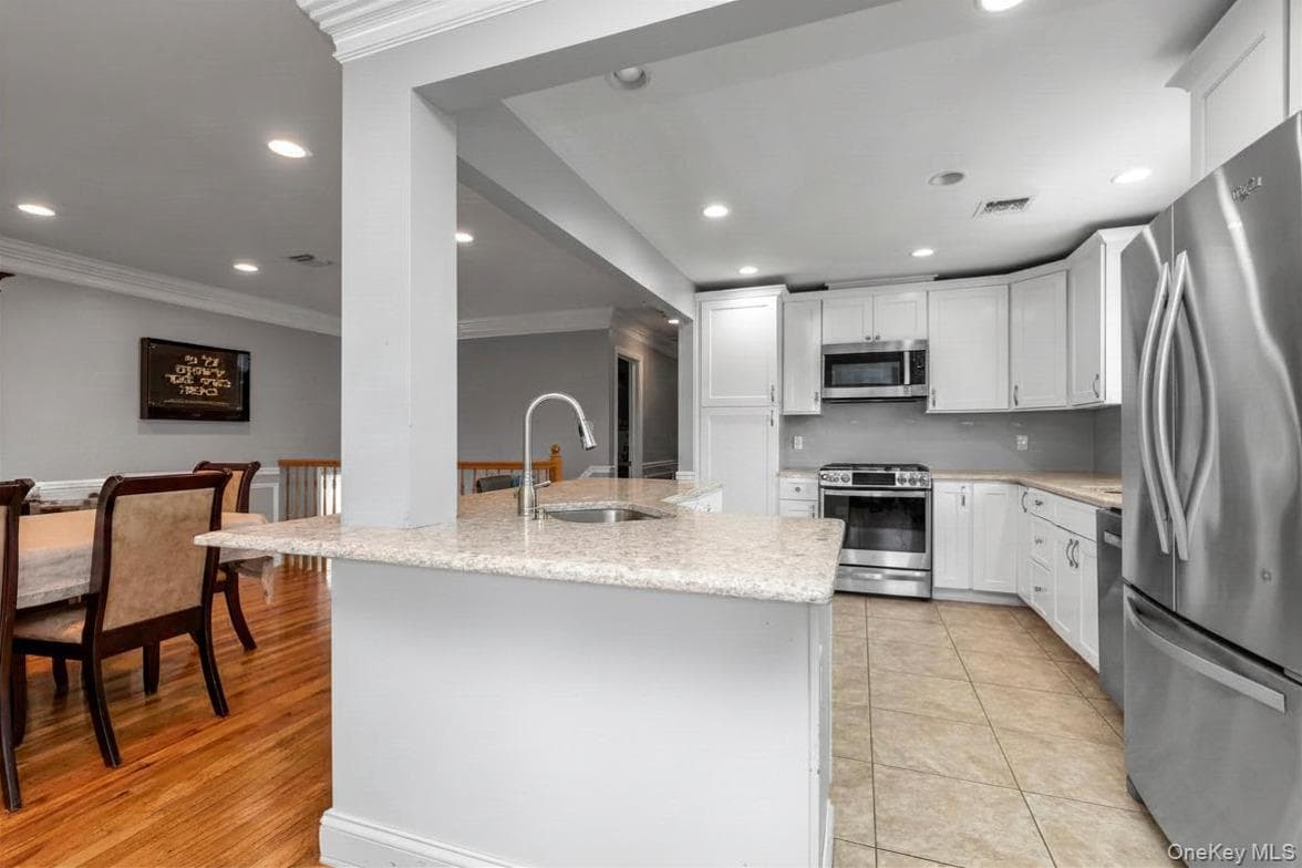 647 Jarvis Avenue thumbnail 12