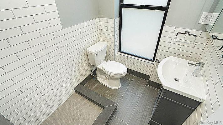 76 Rockaway Avenue thumbnail 44